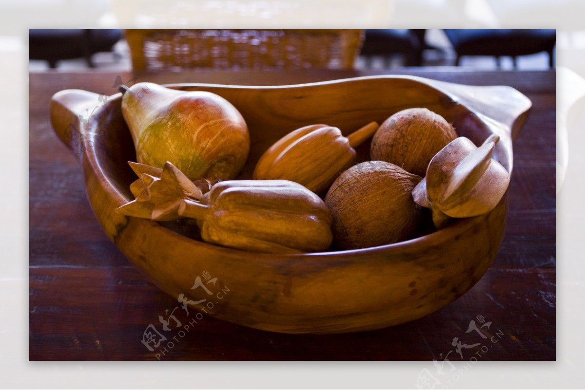 盘中的水果木雕图片