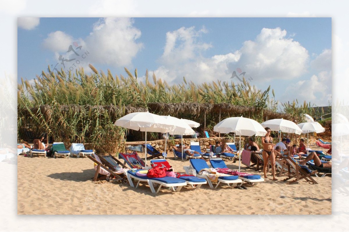 热带度假沙滩躺椅日光浴图片