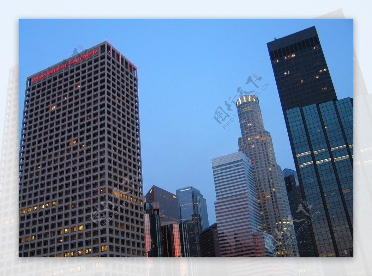 洛杉矶黄昏时的金融区图片