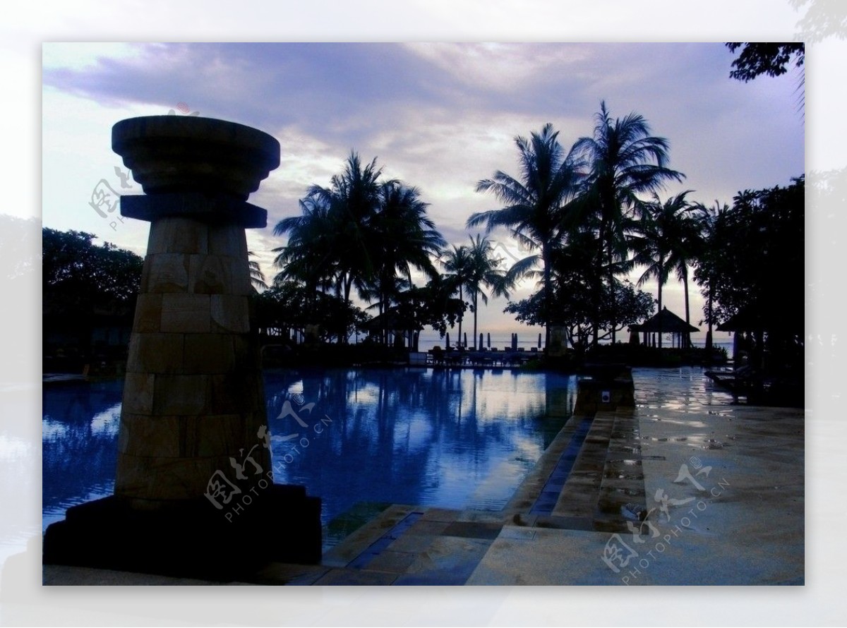 巴厘岛港丽酒店ConradBali游泳池傍晚图片