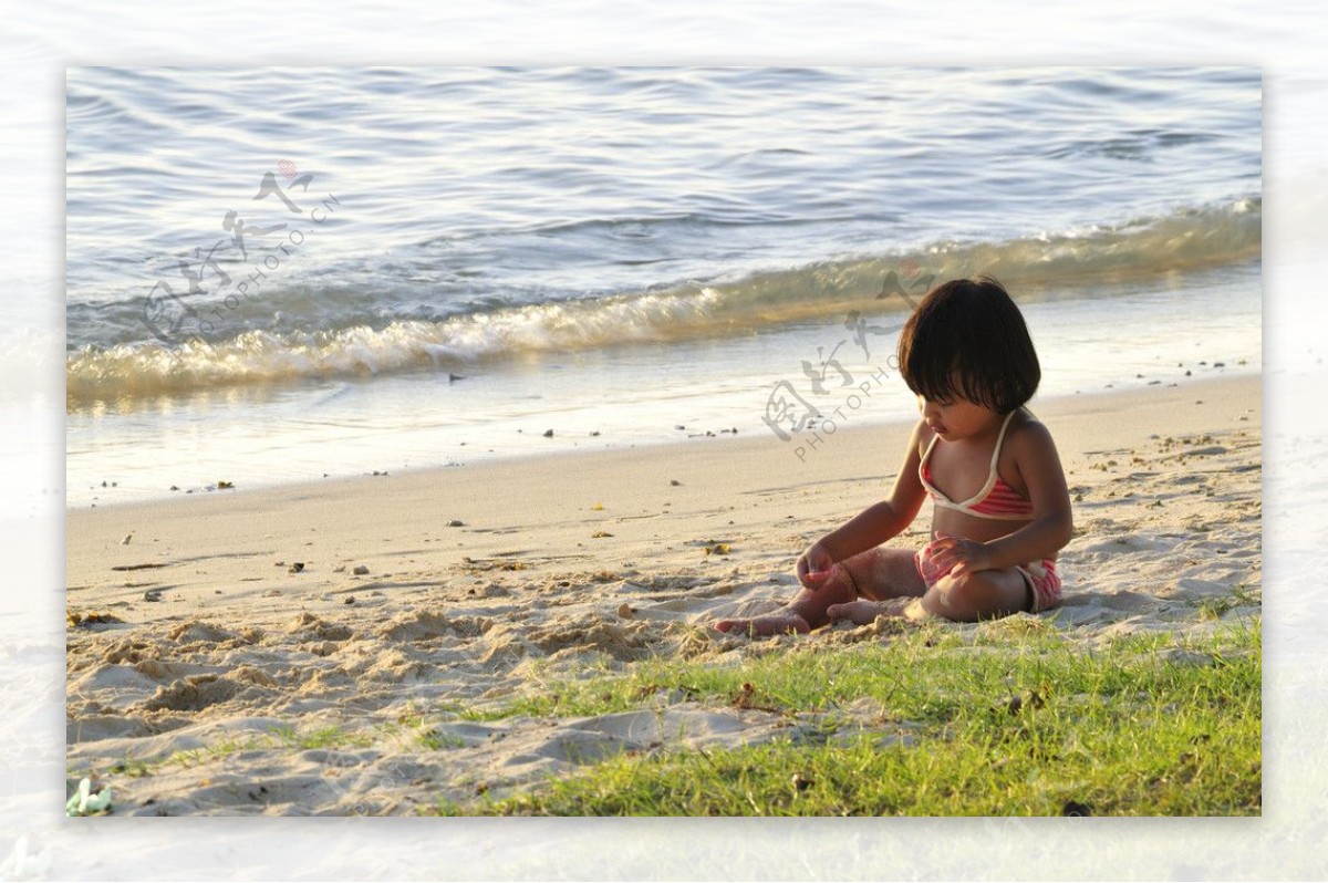 毛里求斯路易港海边沙滩上的小女孩图片