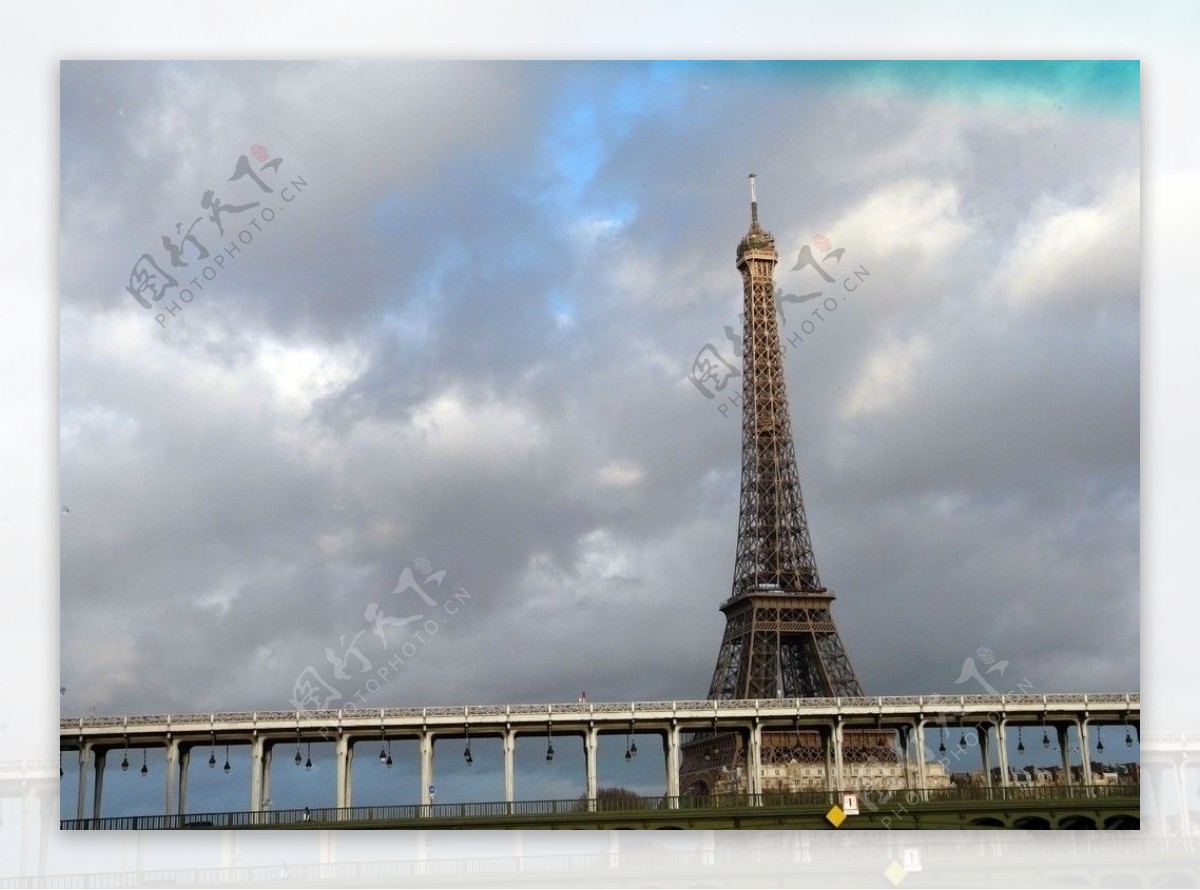 巴黎塞纳河铁桥及埃菲尔铁塔图片