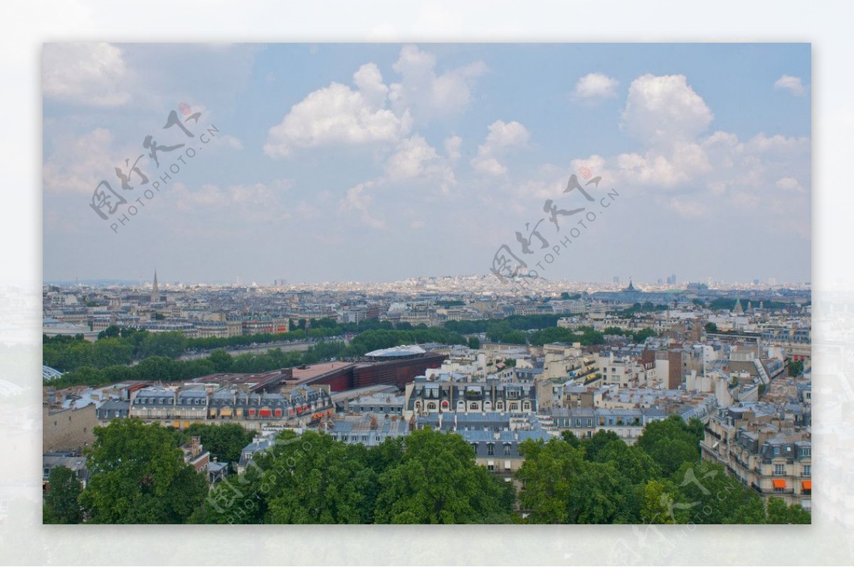 巴黎埃菲尔铁塔下的巴黎城区图片