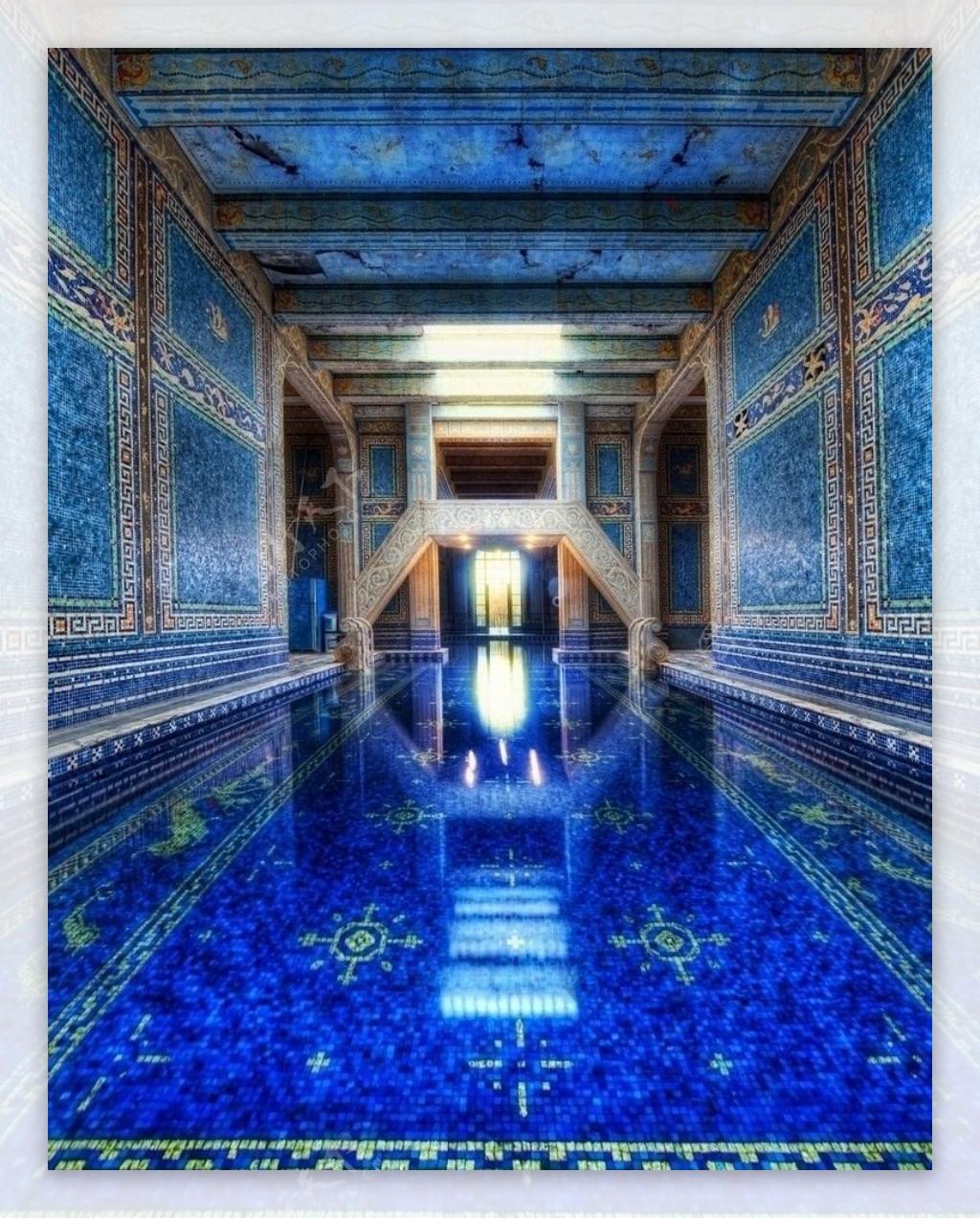 湛蓝的赫斯特城堡室内游泳池图片