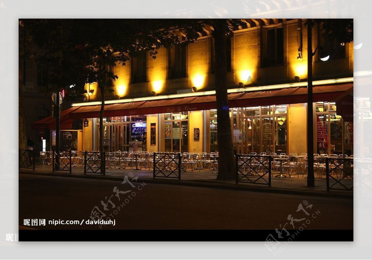 夜间塞纳河边的咖啡厅失去白昼的喧嚣图片