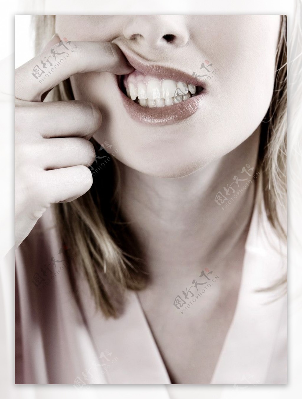 抠牙齿的女人图片