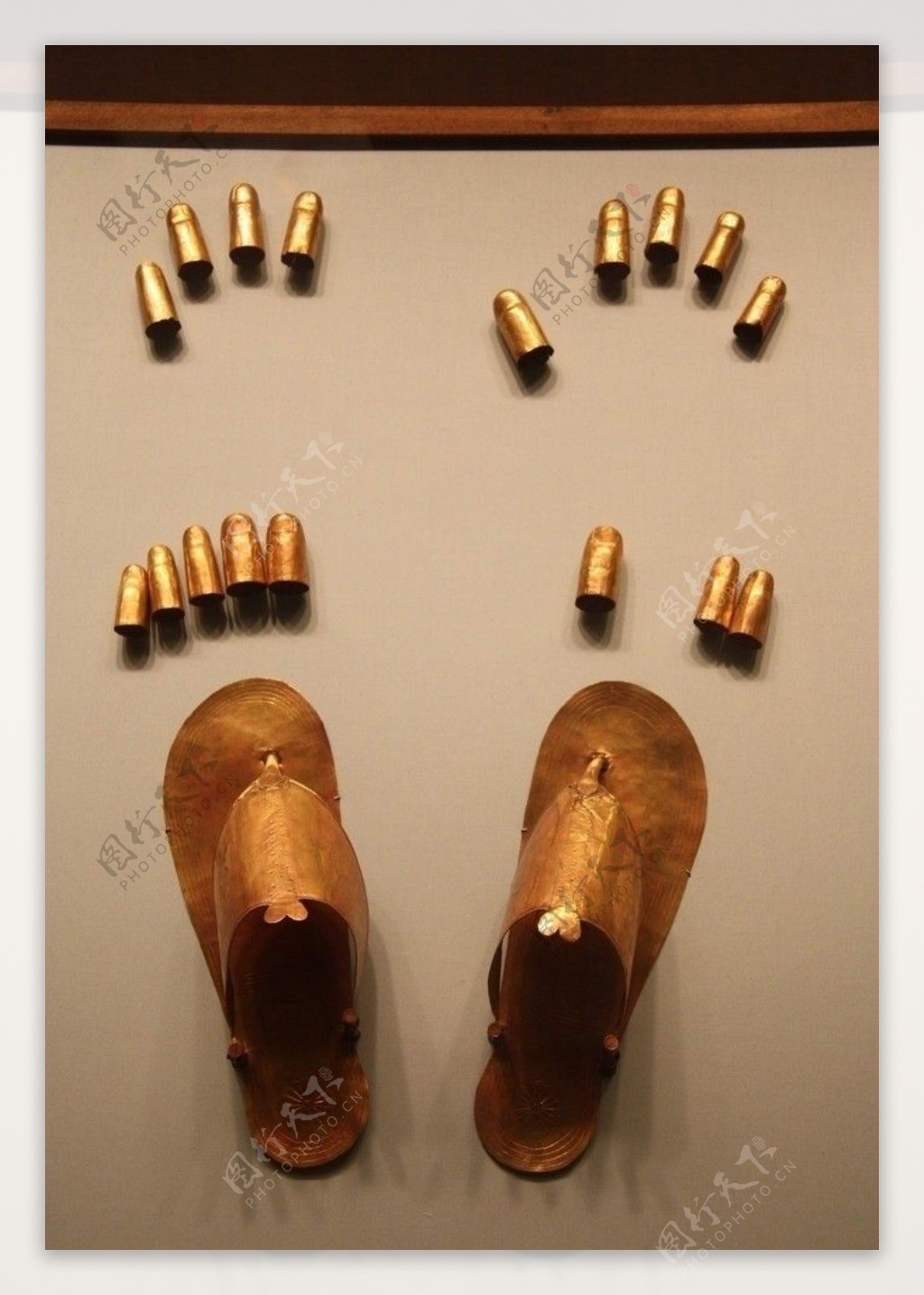 纽约大都会博物馆展出的古埃及金指套与拖鞋图片