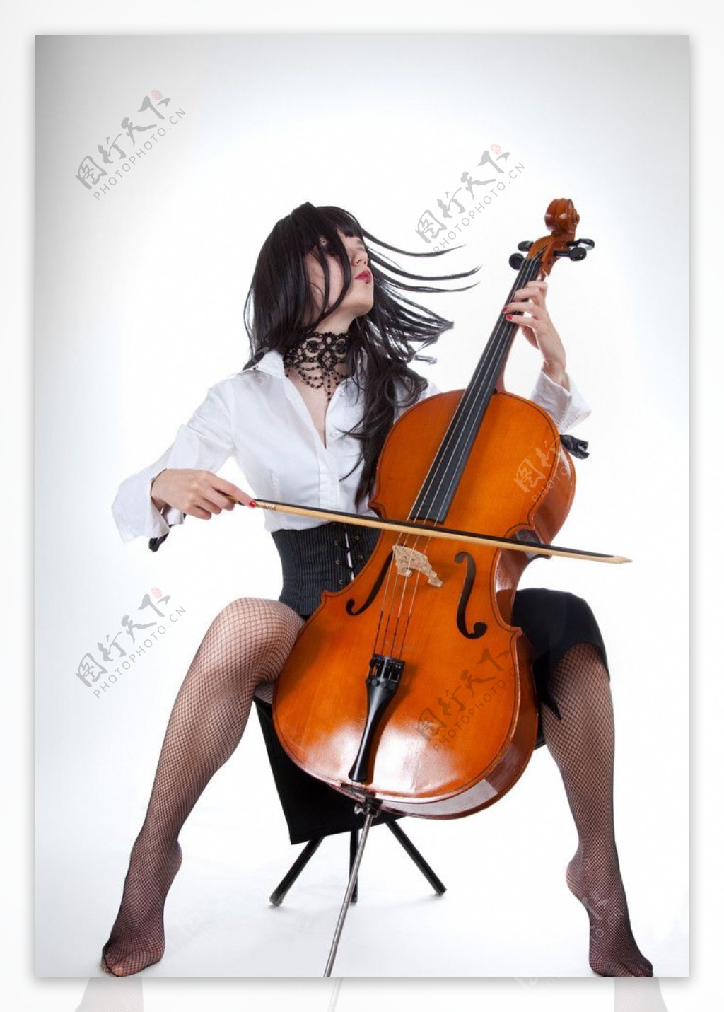 美女与大提琴图片