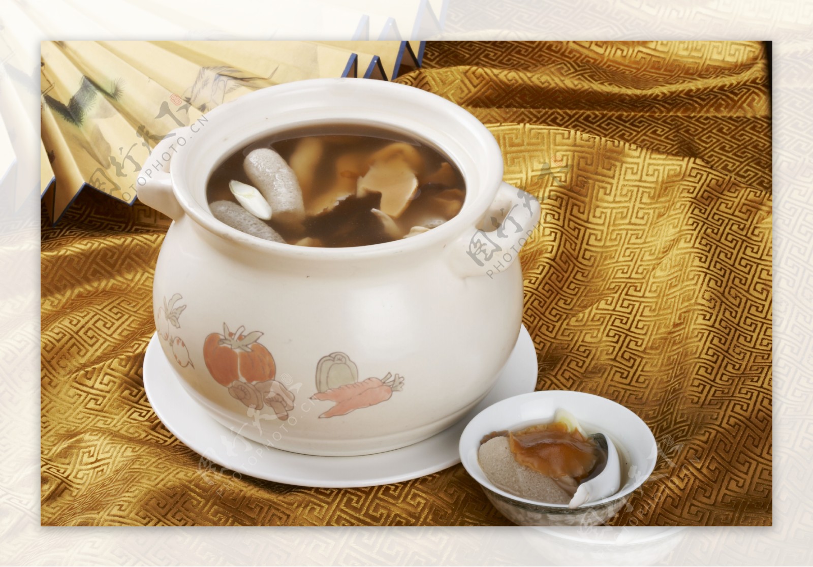 茶树菇瓦罐汤图片