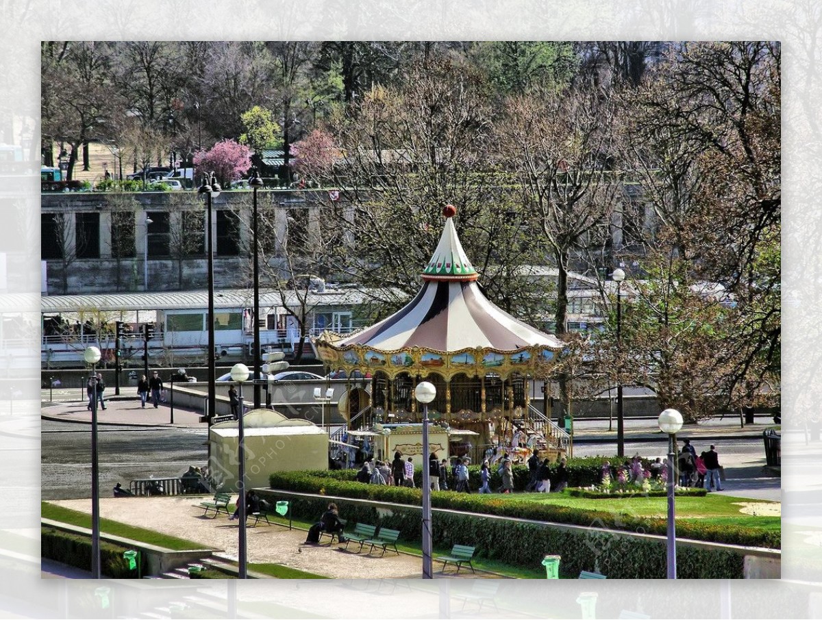 巴黎塞纳河畔街心花园和儿童游艺机图片