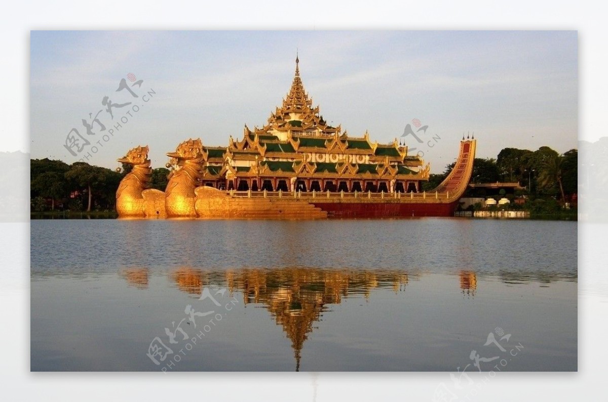 泰国行宫宫殿河龙船金碧辉煌金色神话神兽倒影图片