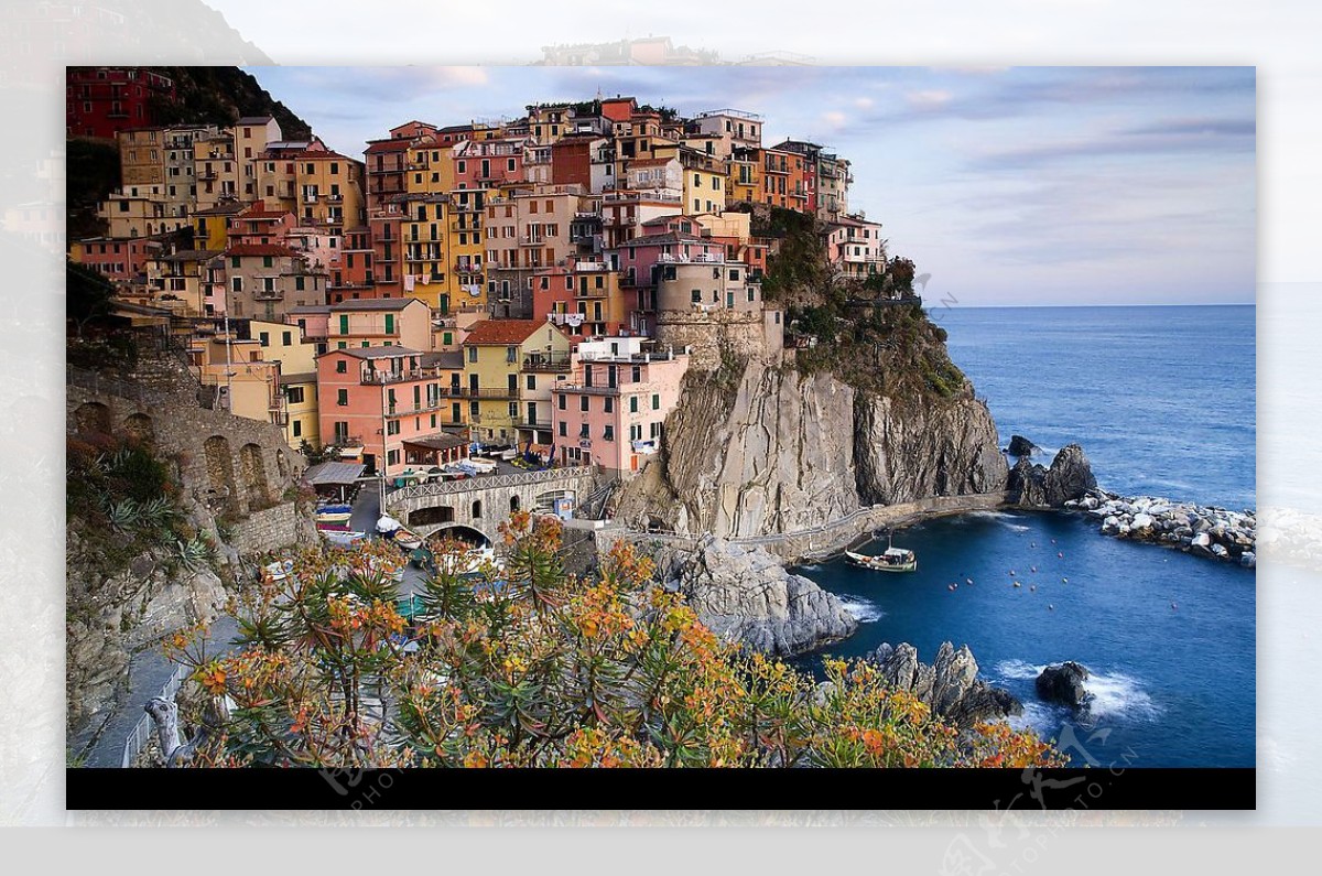 意大利五渔村悬崖小屋海滩风光图片