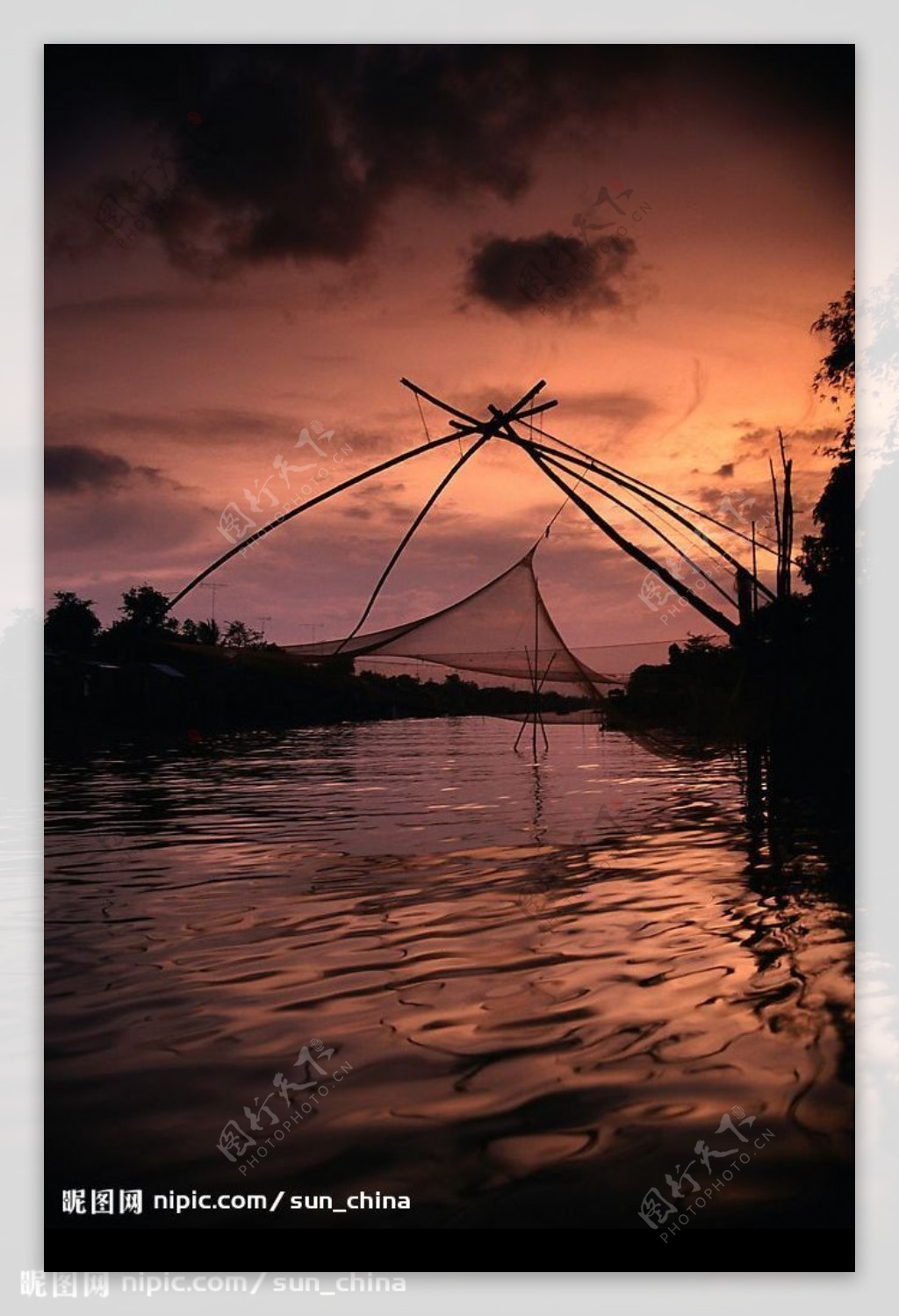 夜幕下亚马逊河上捕鱼网图片
