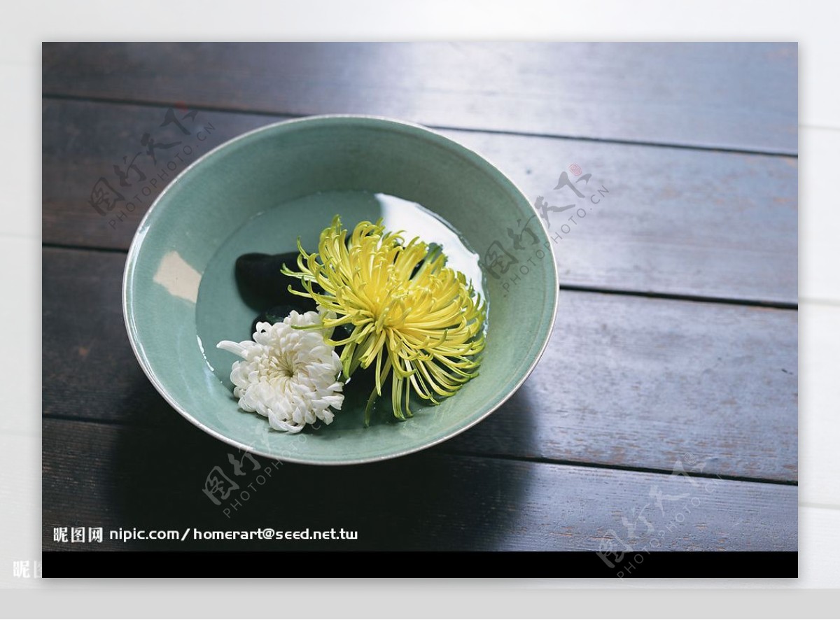 隨意瓷碗和菊花的桌飾图片