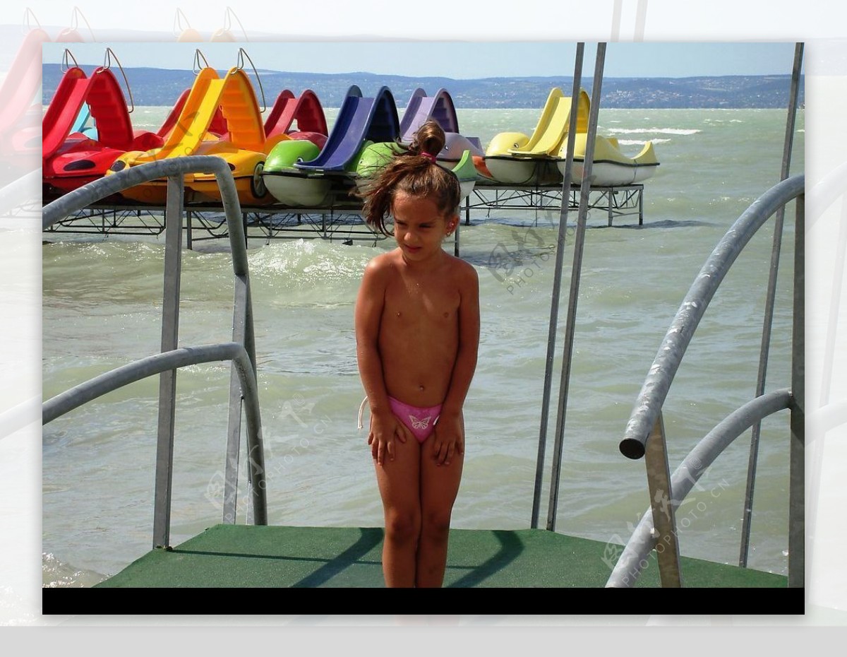 巴拉顿湖边游泳小女孩图片