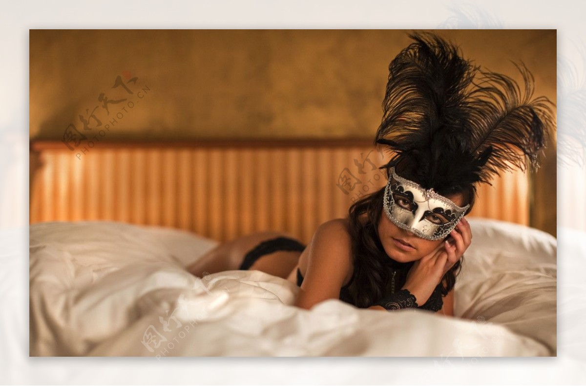 床上戴着面具的美女图片