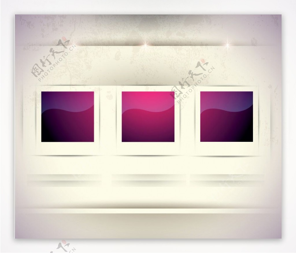 墙壁上的紫色空白相框图片