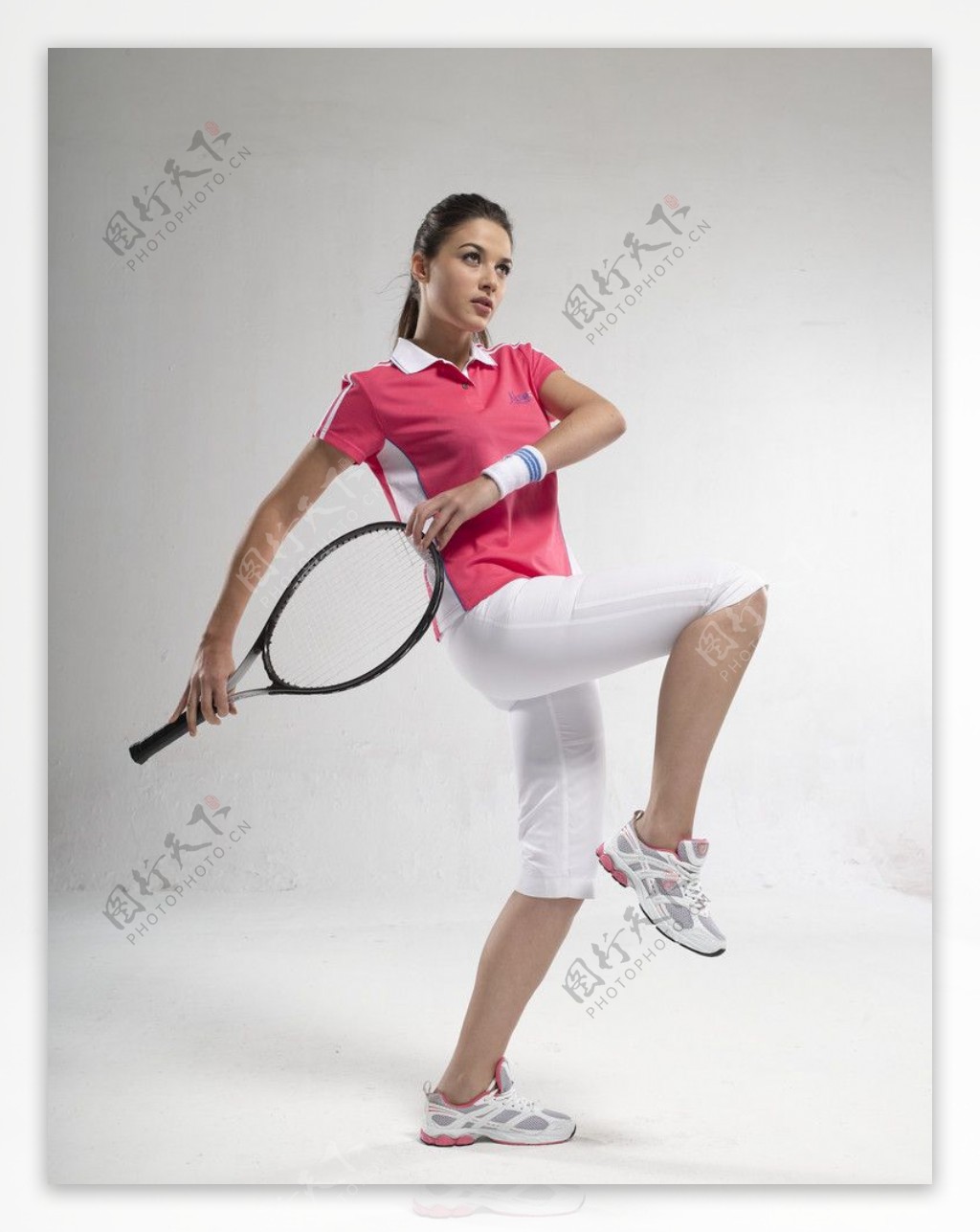 运动美女网球护腕图片