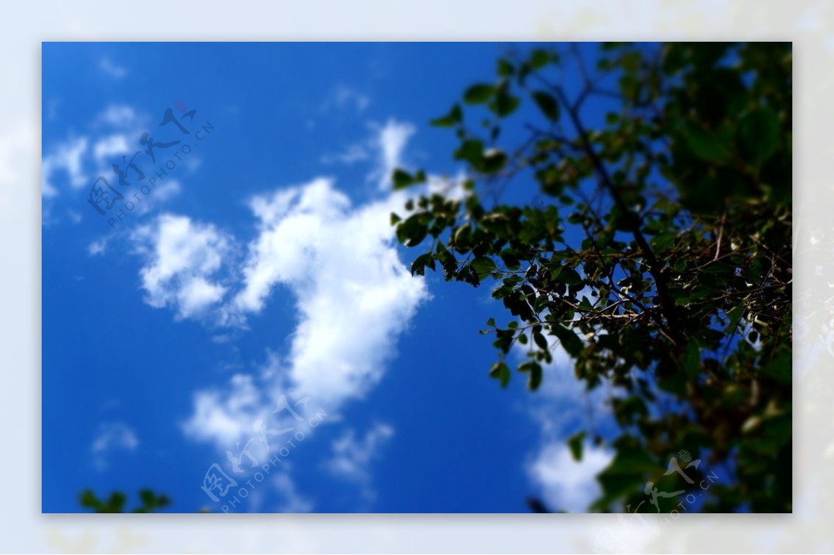 晴朗夏日蓝天白云图片