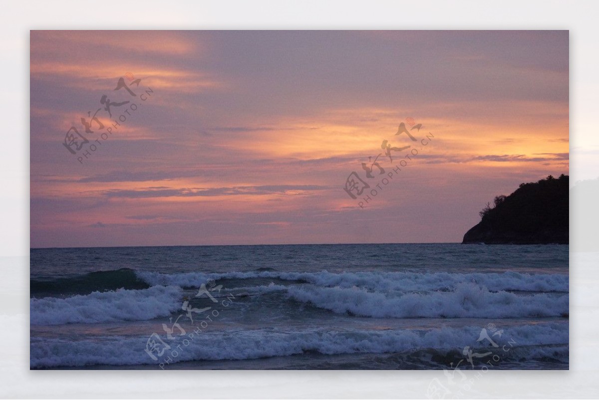 夕阳下的普吉岛海边图片