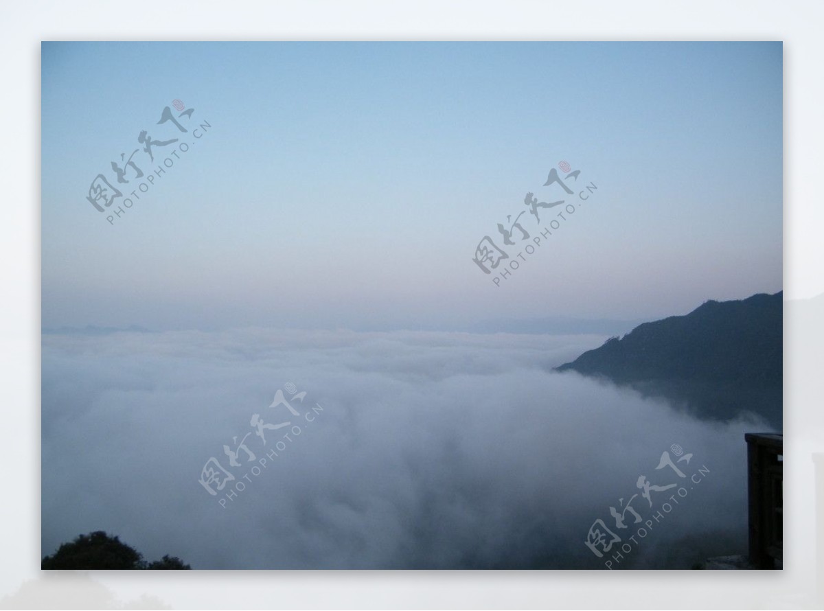 自然山间雾景图片