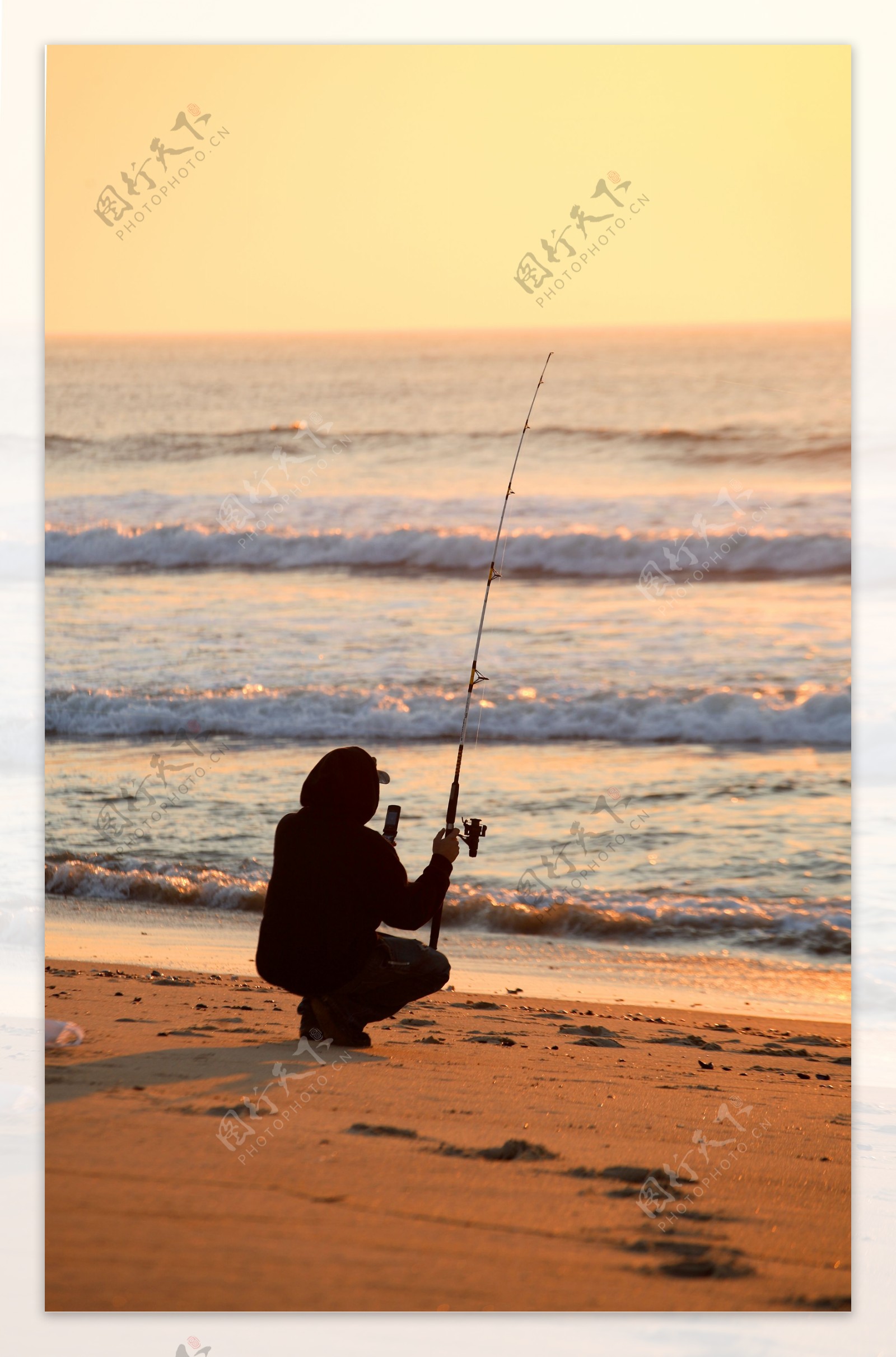 海边钓鱼人图片