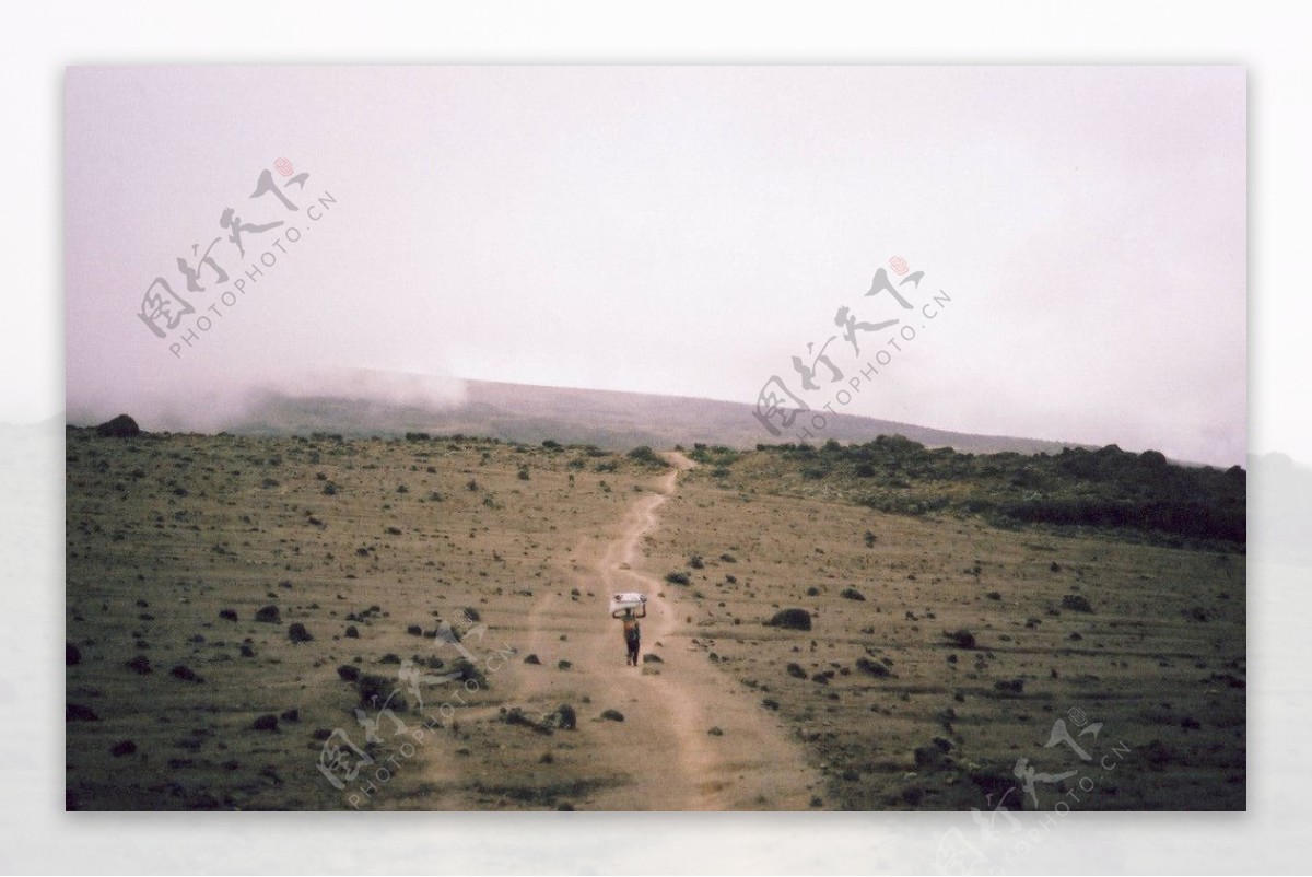 沙漠旅游人图片