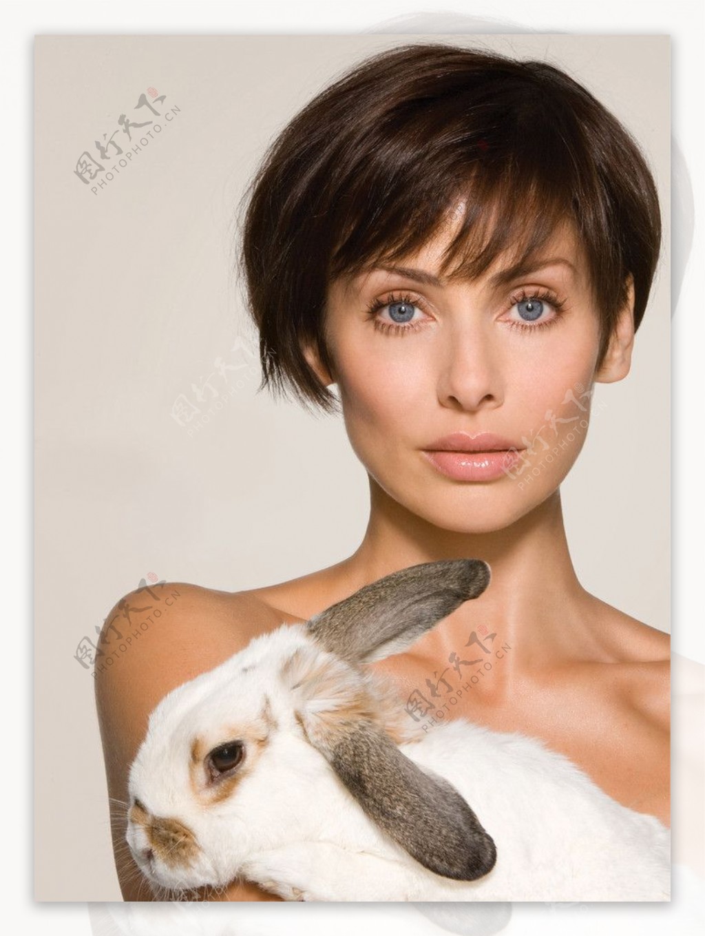 抱兔子的美女图片