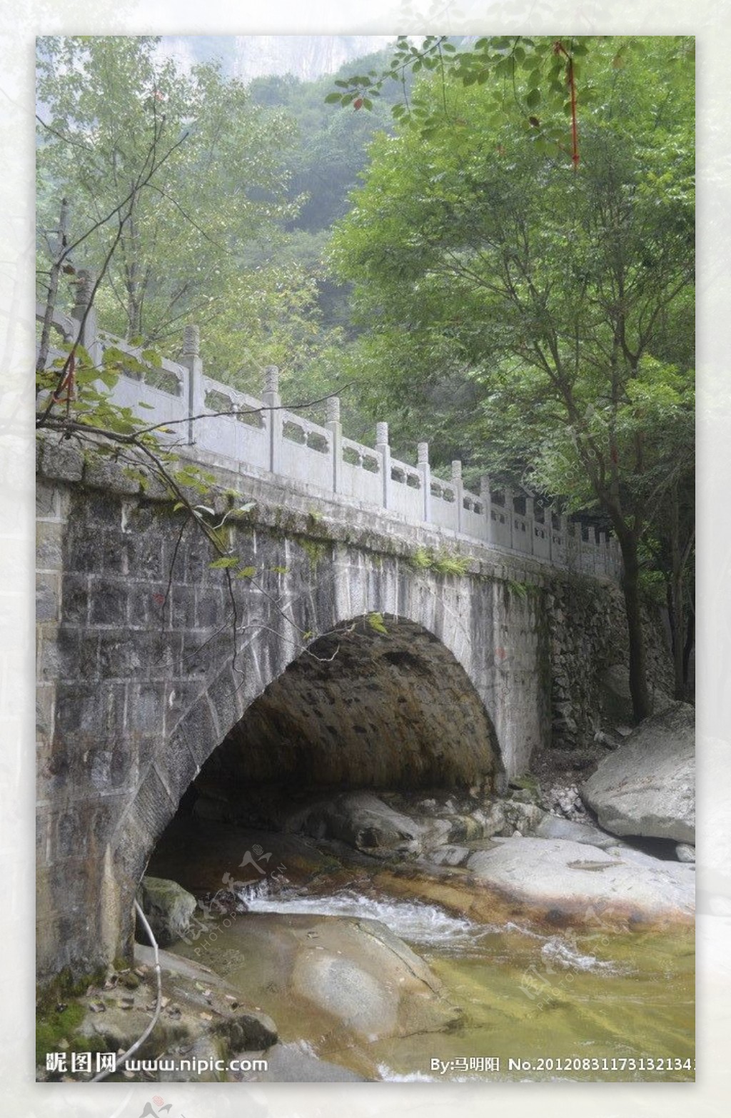 山林中古桥流水图片