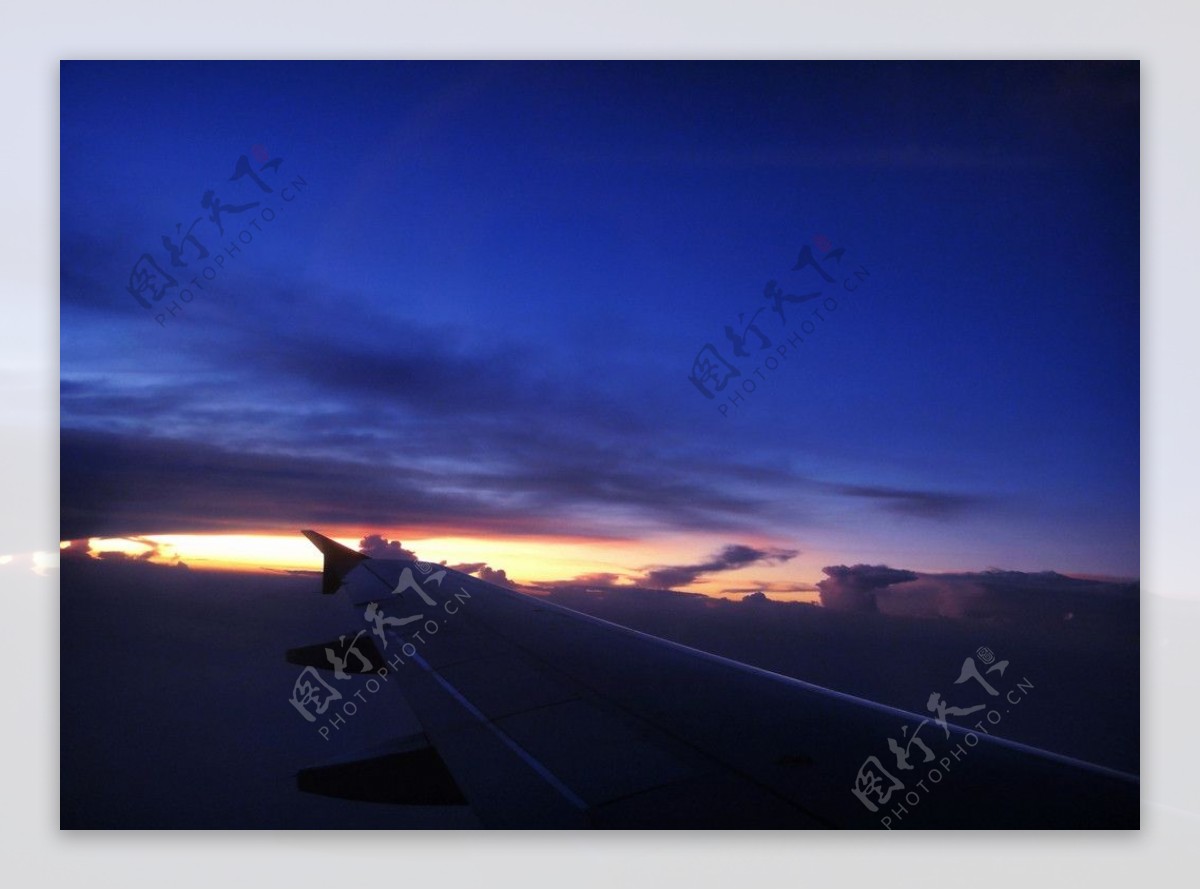机翼夕阳图片