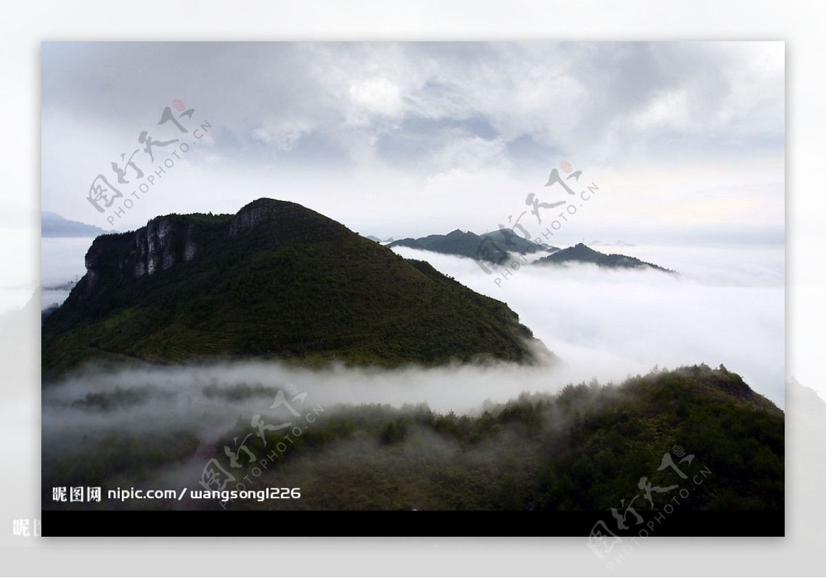 云雾中的山图片