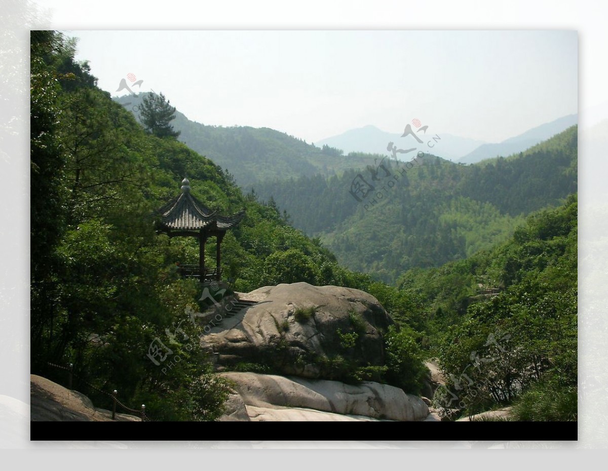 旅游摄影自然风景高山绿树大石凉亭图片