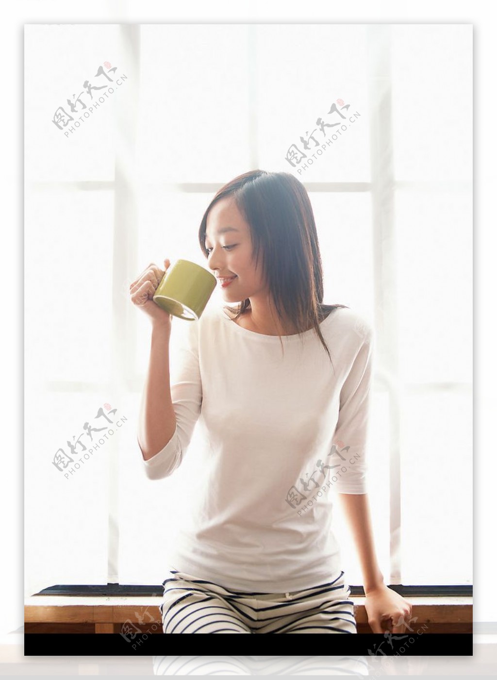 坐着喝茶的女孩儿图片