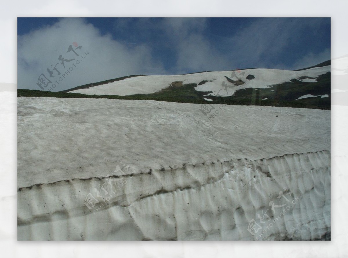 夏日长白山盘山路旁的积雪墙图片