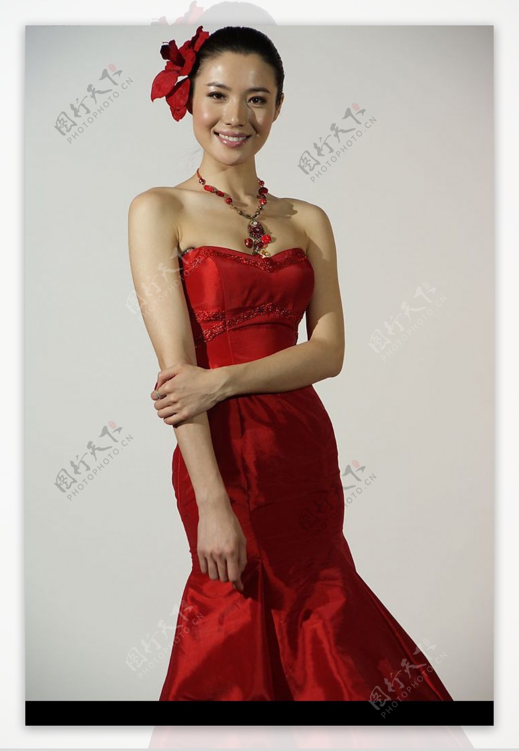 时尚个性美女写真红色礼服图片