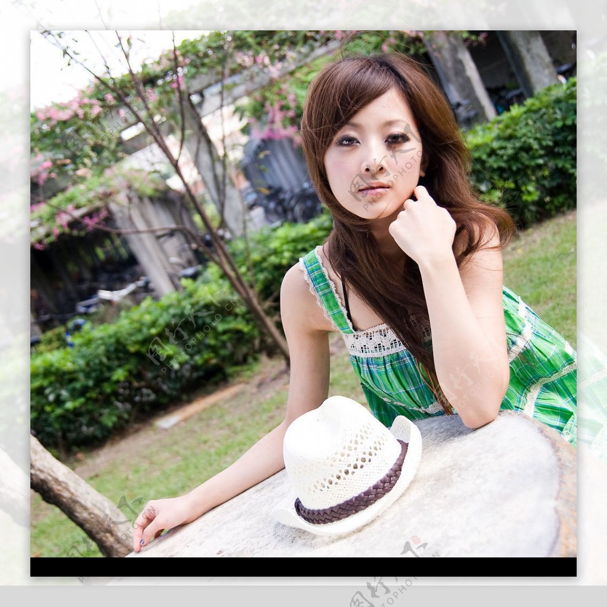 台湾网络人气美女果子MM嫩绿格子裙衫图片
