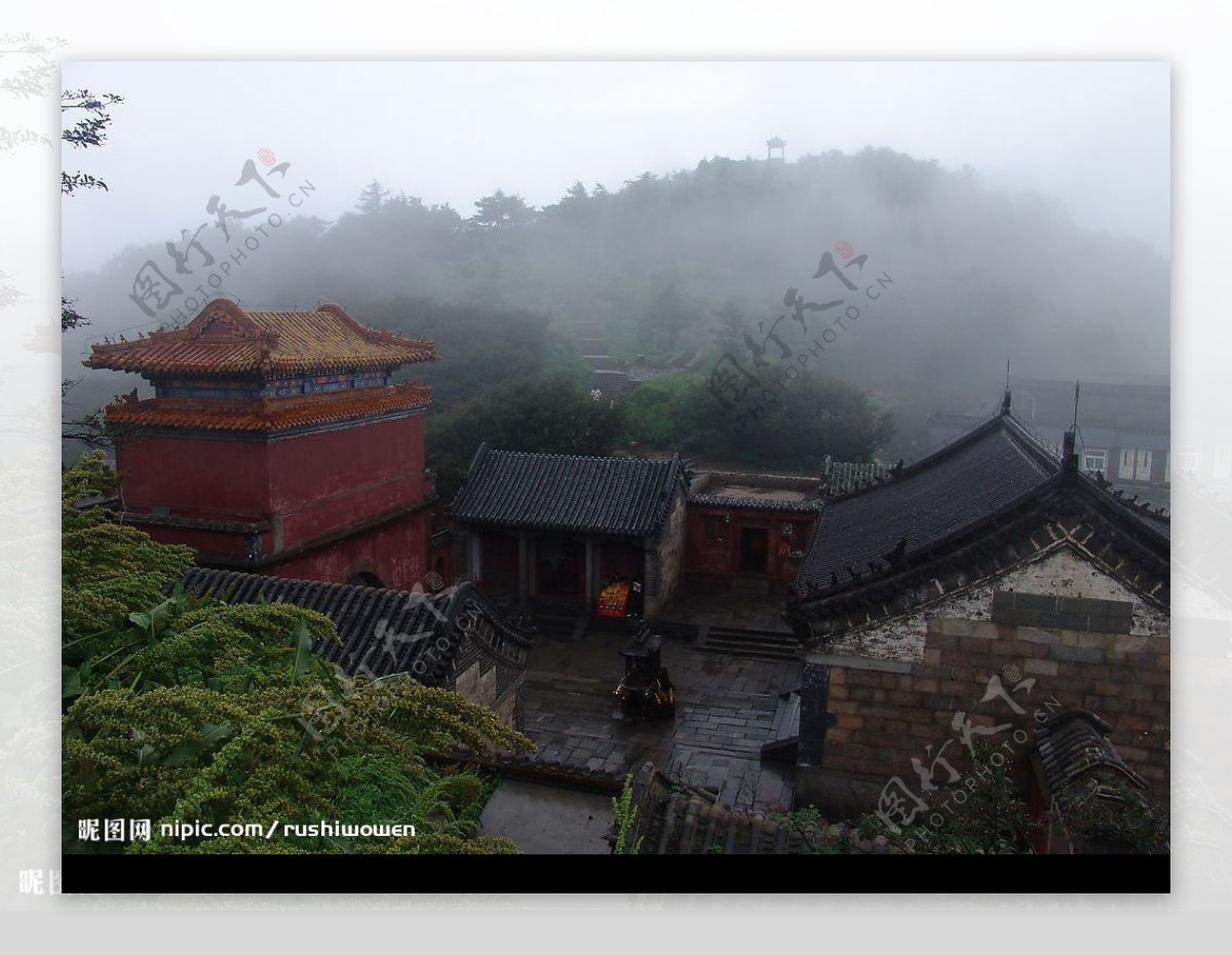 雾霭中的泰山山顶道观图片