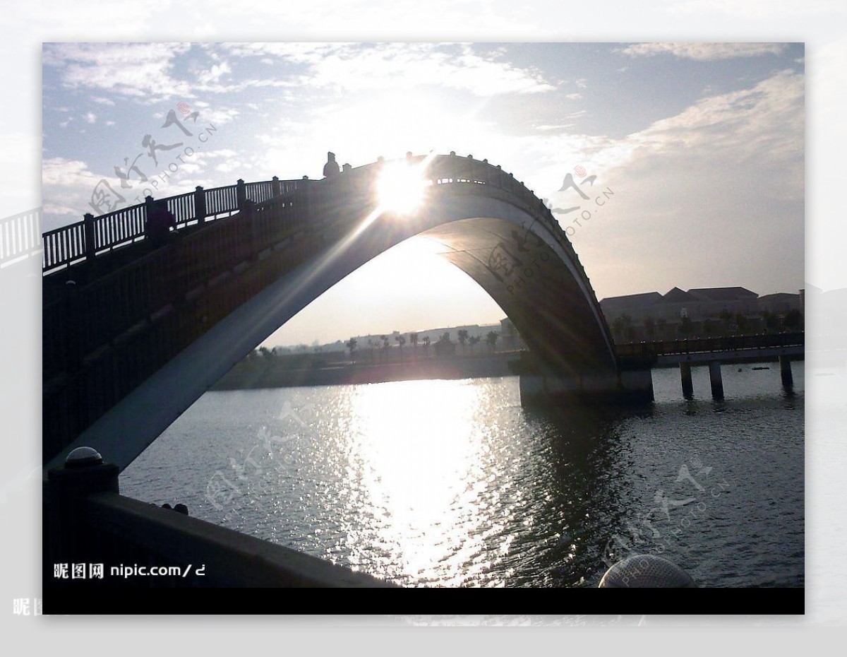 蓝天海水拱桥图片