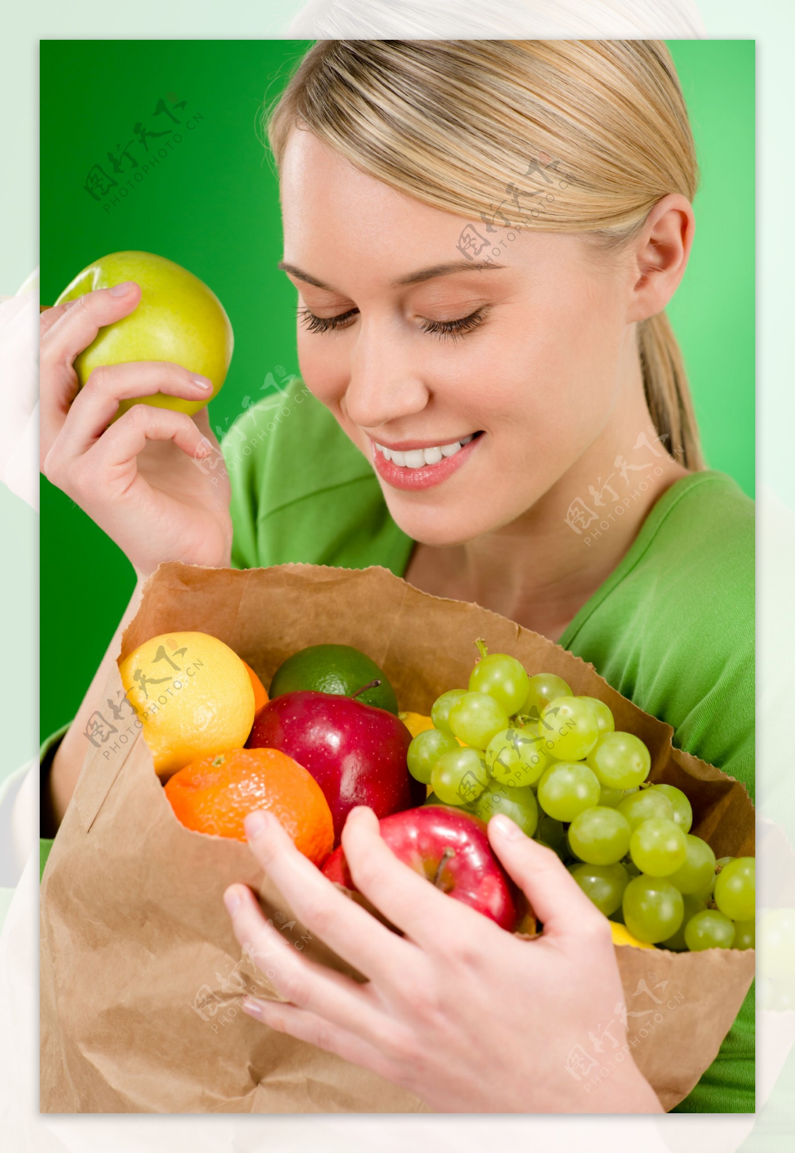 抱着购物袋吃水果的美女图片