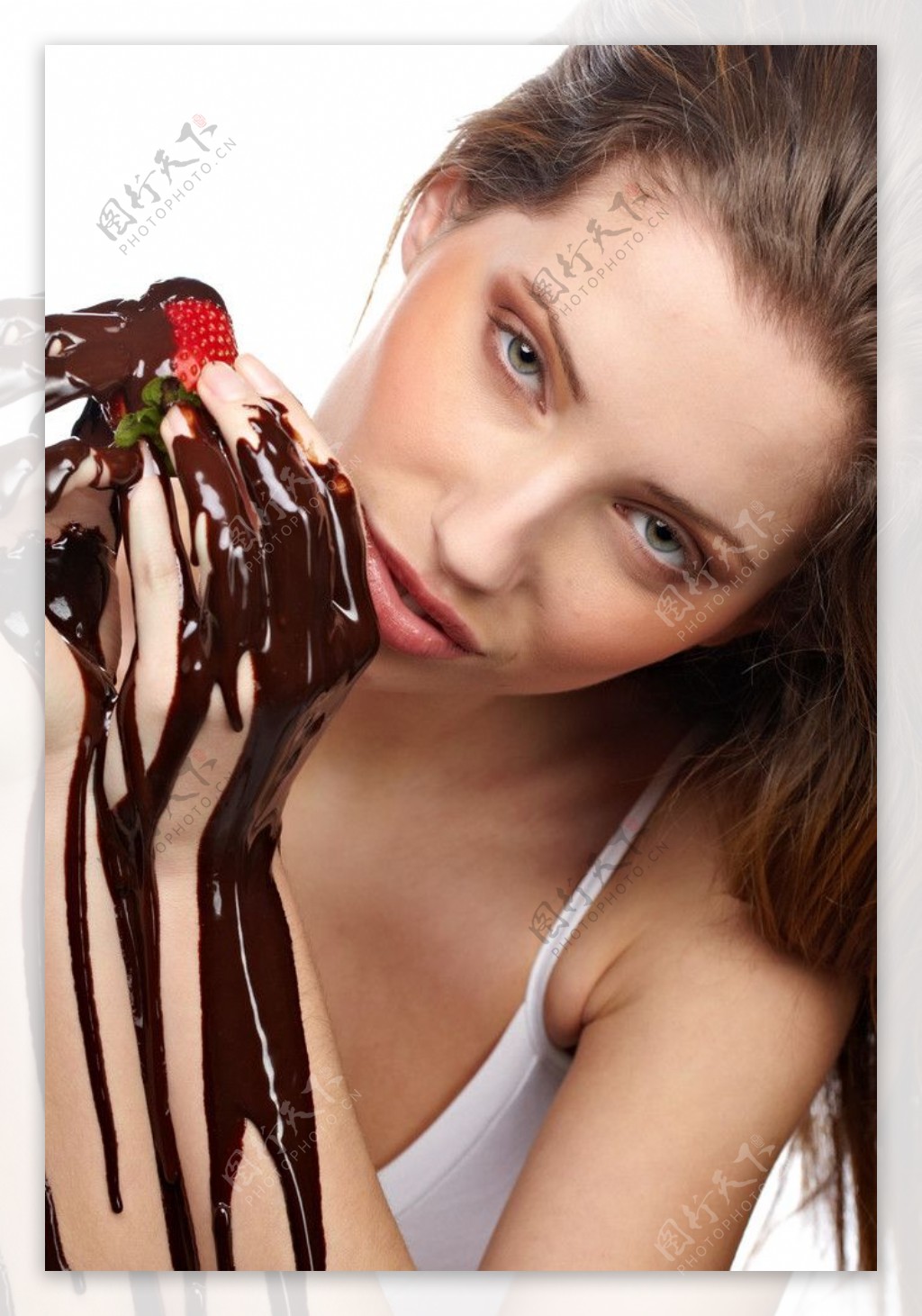 吃草莓巧克力美女图片