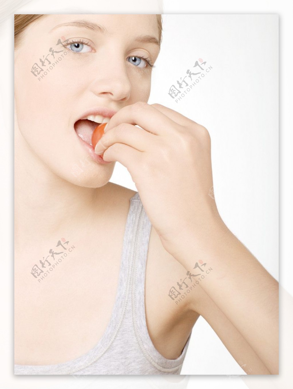 吃西红柿的女人图片