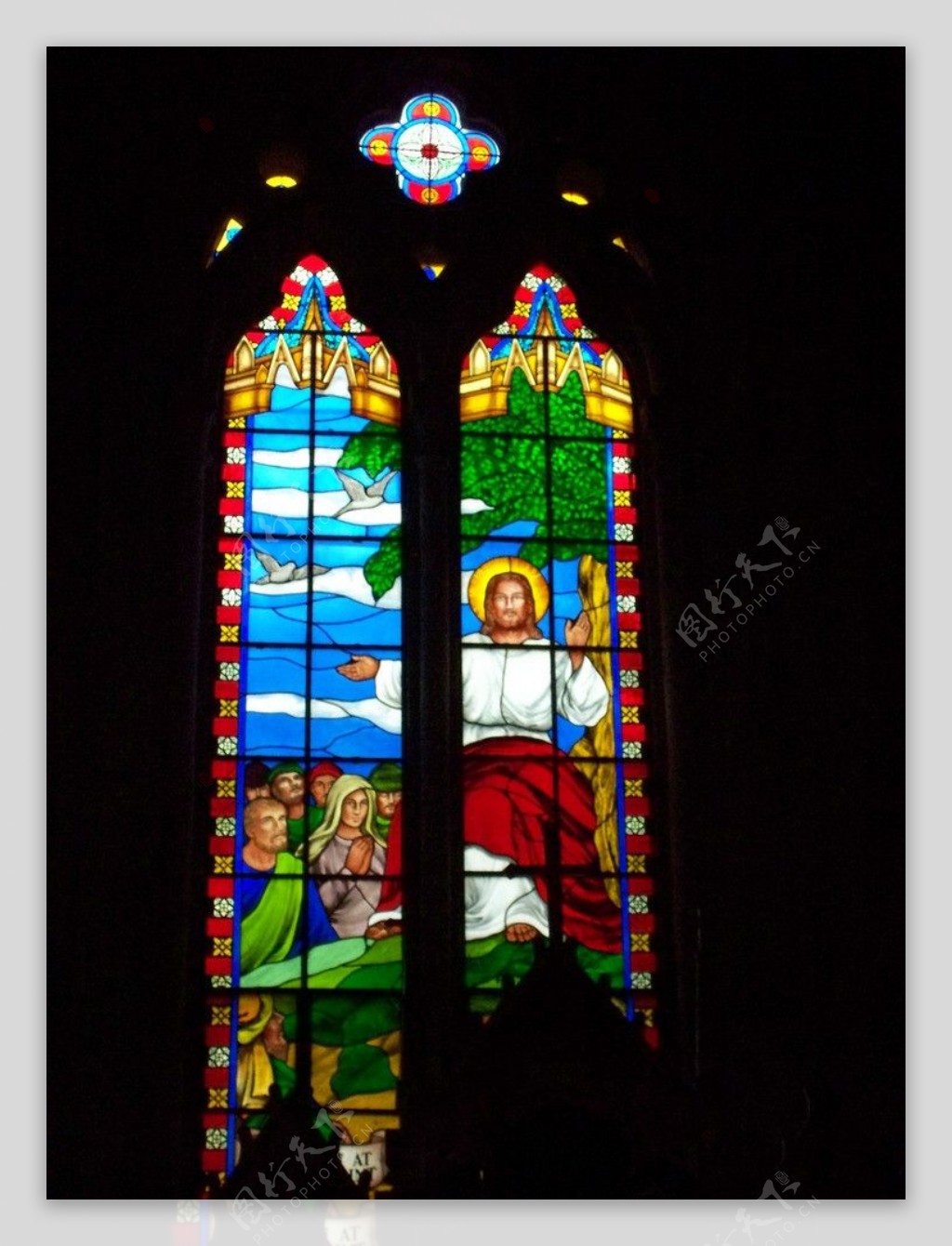教堂彩玻璃窗画图片