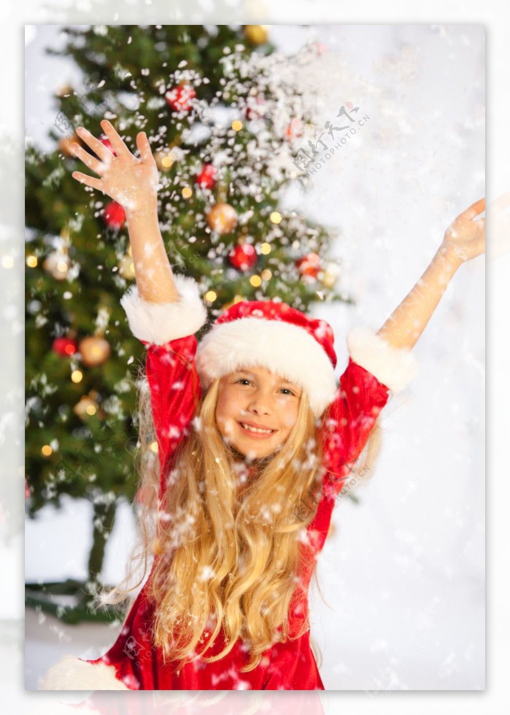 圣诞雪花中高兴的小女孩图片