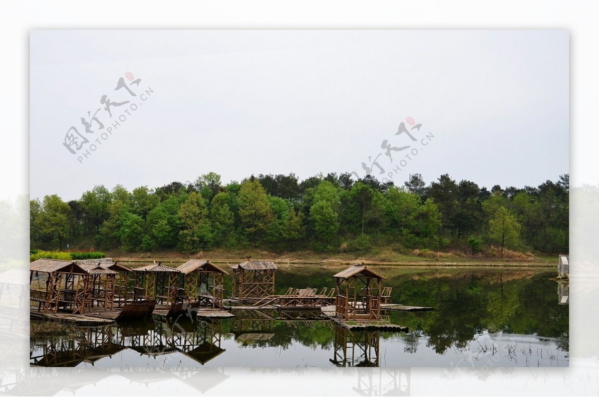 湖里的竹船图片