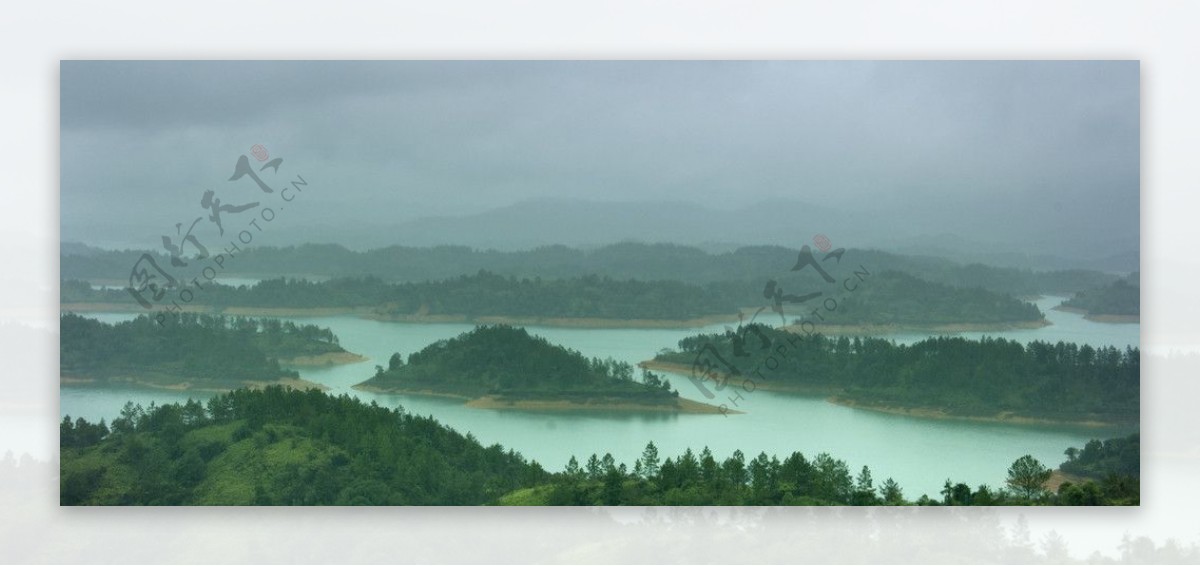 万绿湖雨色图片