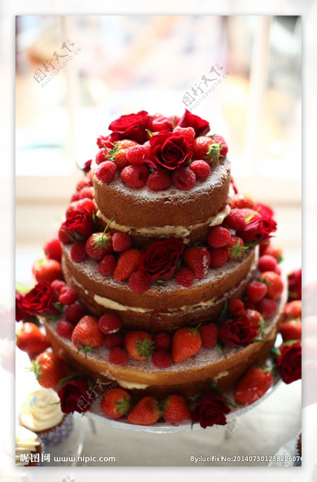 草莓大蛋糕图片
