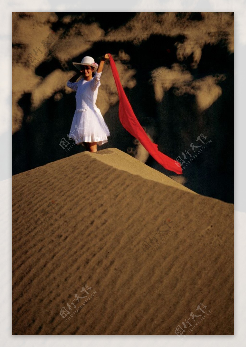 婚纱沙漠图片