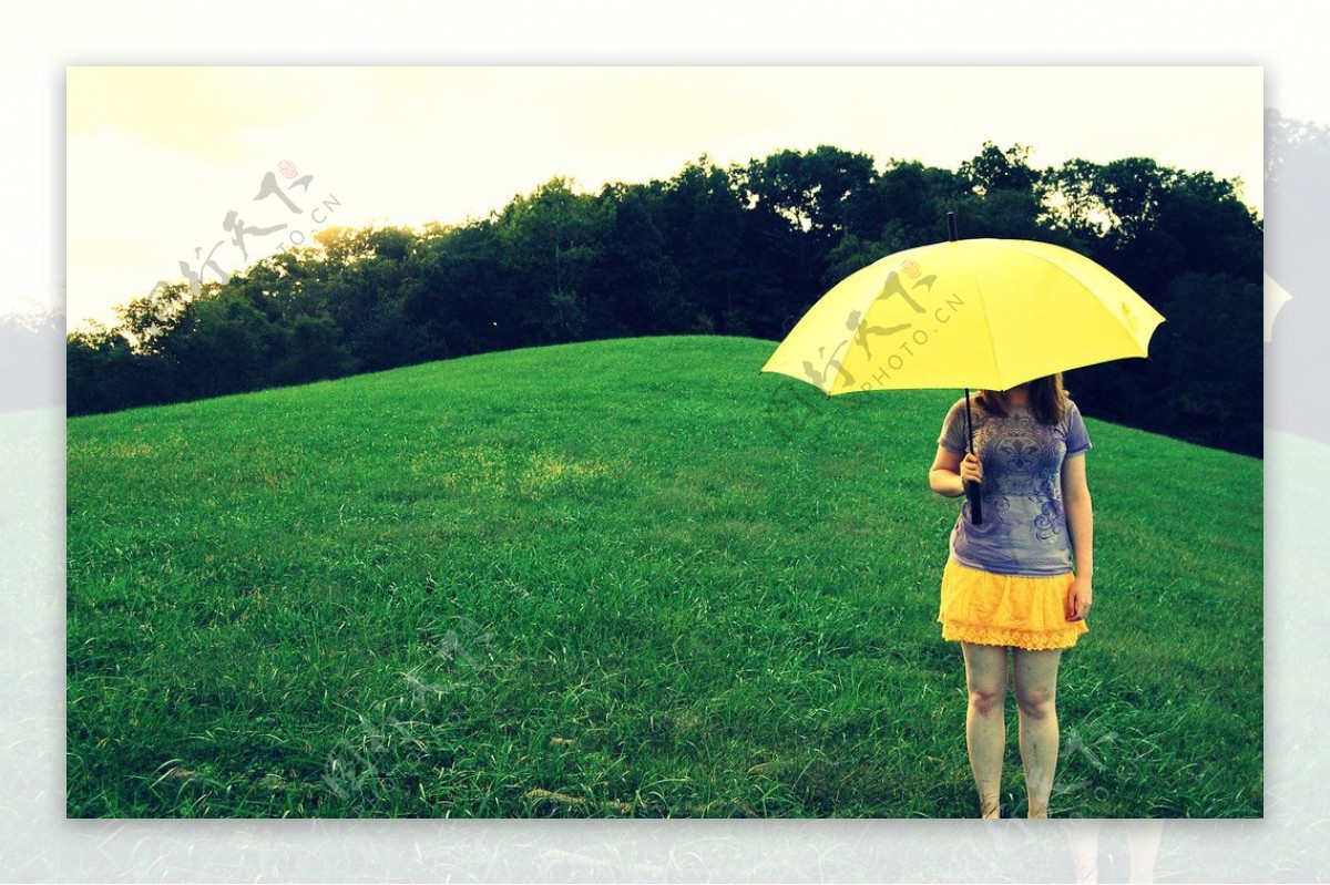 打黄雨伞的女孩图片