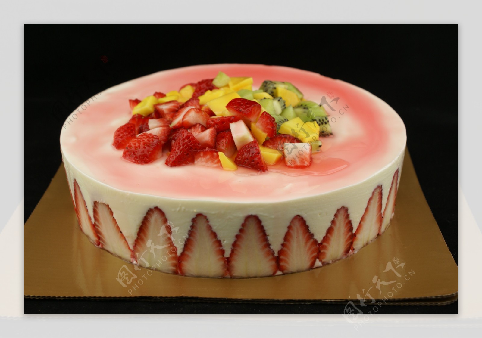 十寸鲜奶草莓慕斯蛋糕图片