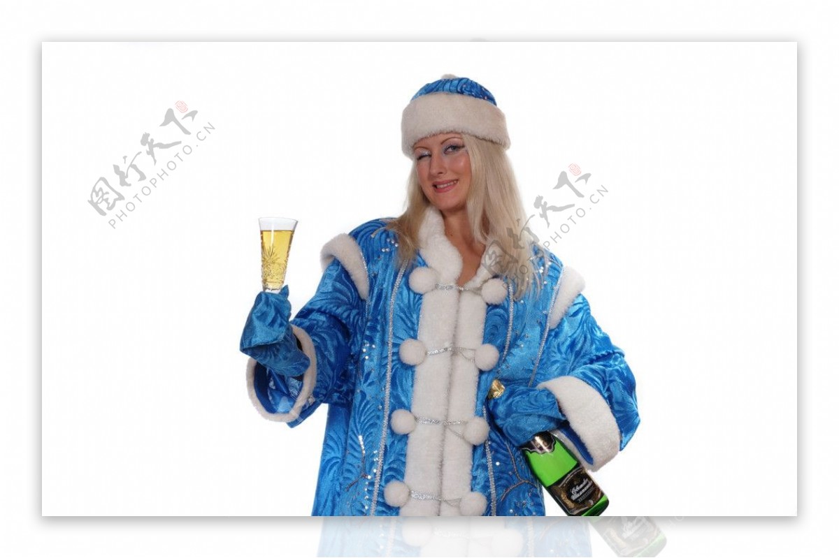 端着酒水的优雅圣诞贵妇图片